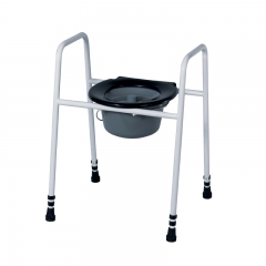 Chaise percée au-dessus des toilettes